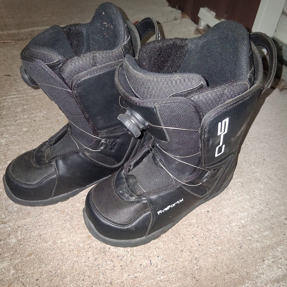 Black Youth Snowboard Boots with Boa-Style Closure